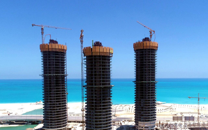 地中海岸，徐工塔機成群矗立！這畫面絕美～