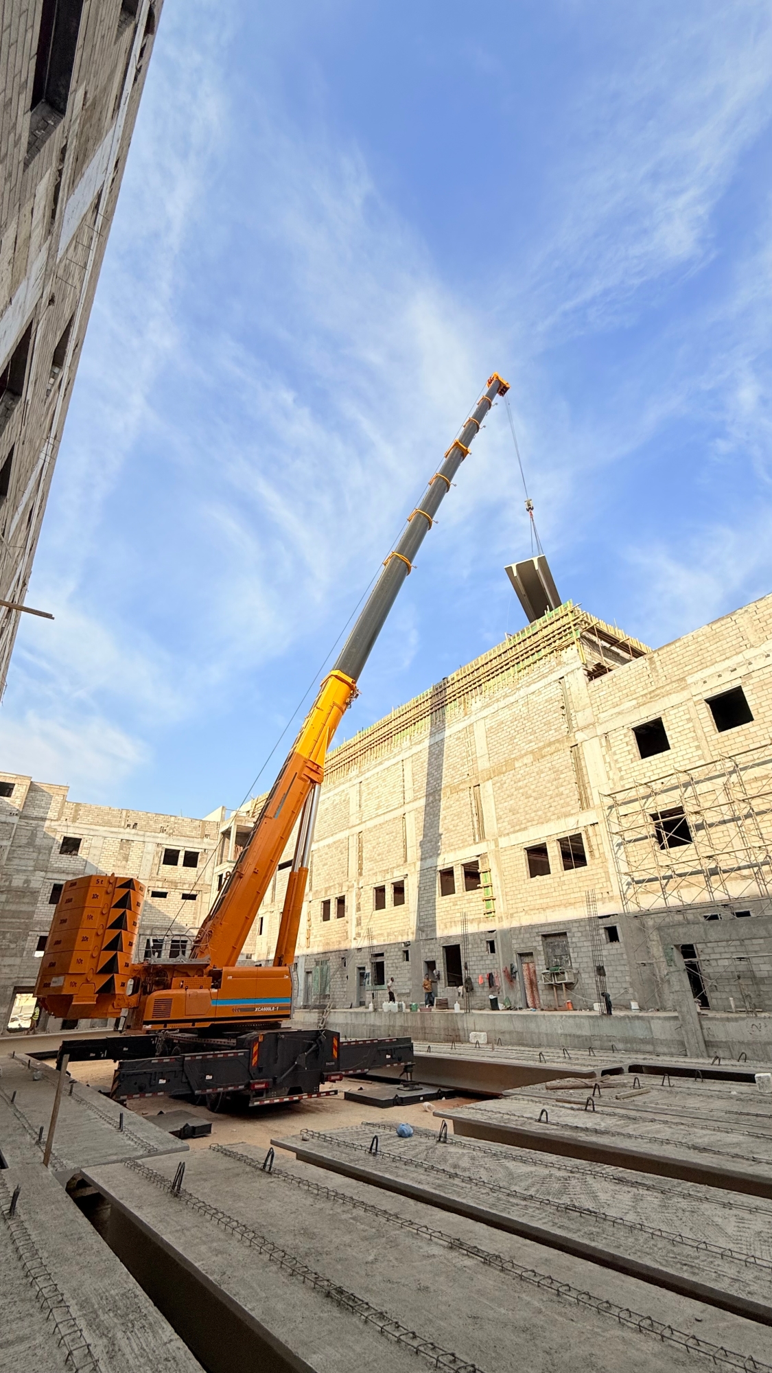 力擎千鈞，精準入微：徐工XCA600L8_1起重機決勝沙特超高層吊裝