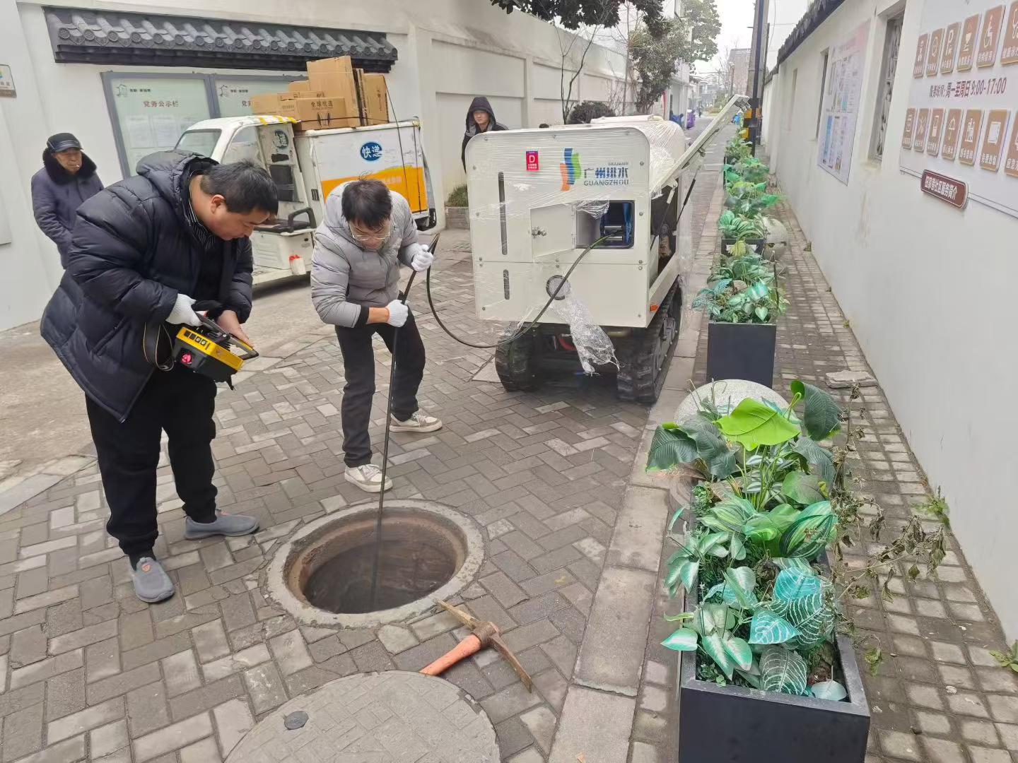 徐工小型管網(wǎng)設(shè)備，成功解決狹窄路段管網(wǎng)中存在的堵塞問題