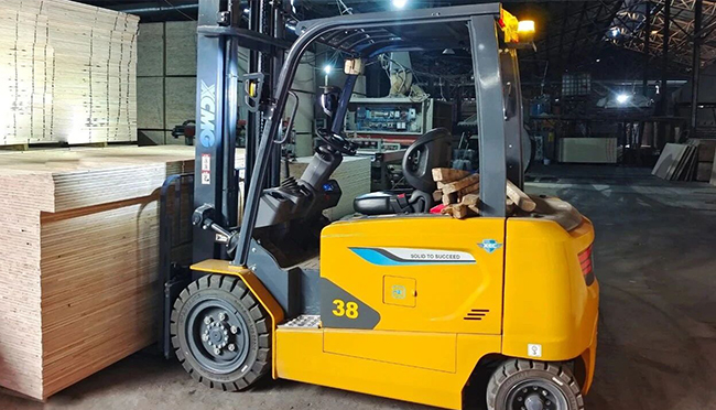 “鯤鵬展翅，板材搬運(yùn)無壓力！”