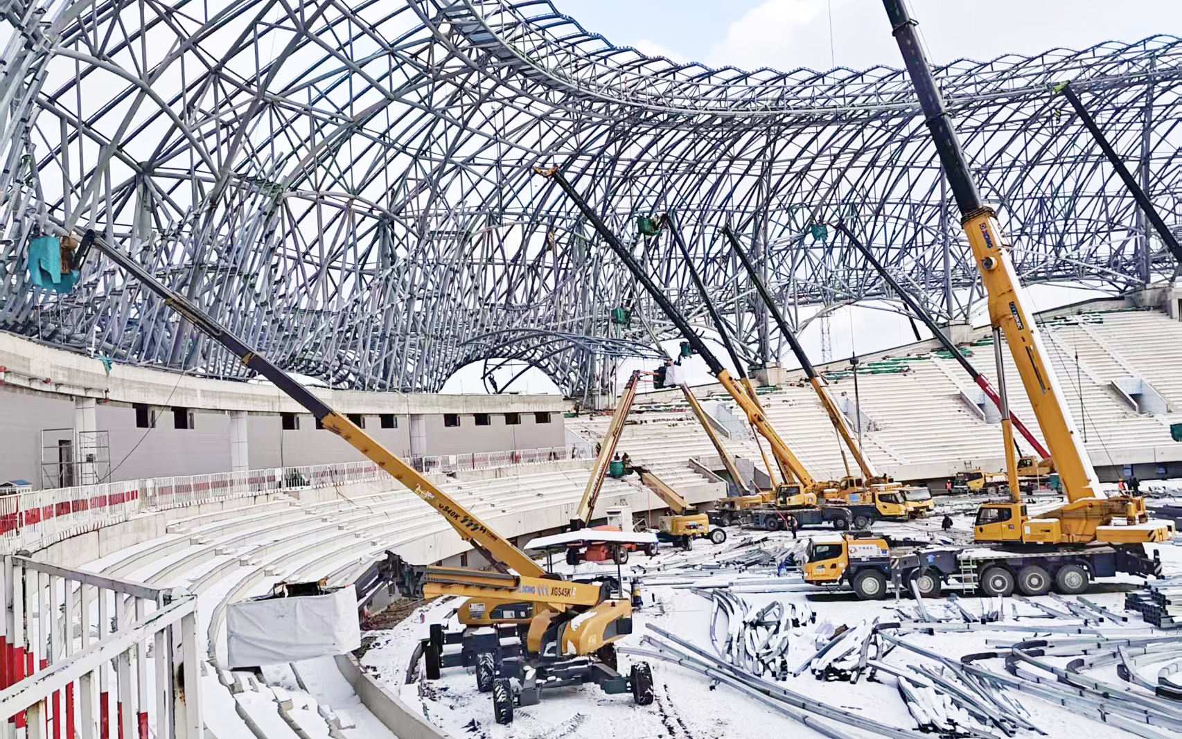 雪天不停工！16臺高米數(shù)直臂高空作業(yè)平臺硬核攻堅蓬萊體育館項目