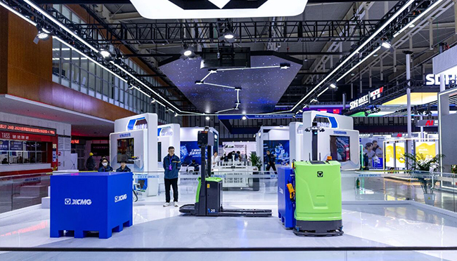 技術(shù)破局 場景落地，徐工具身智能AGV叉車的簡與繁