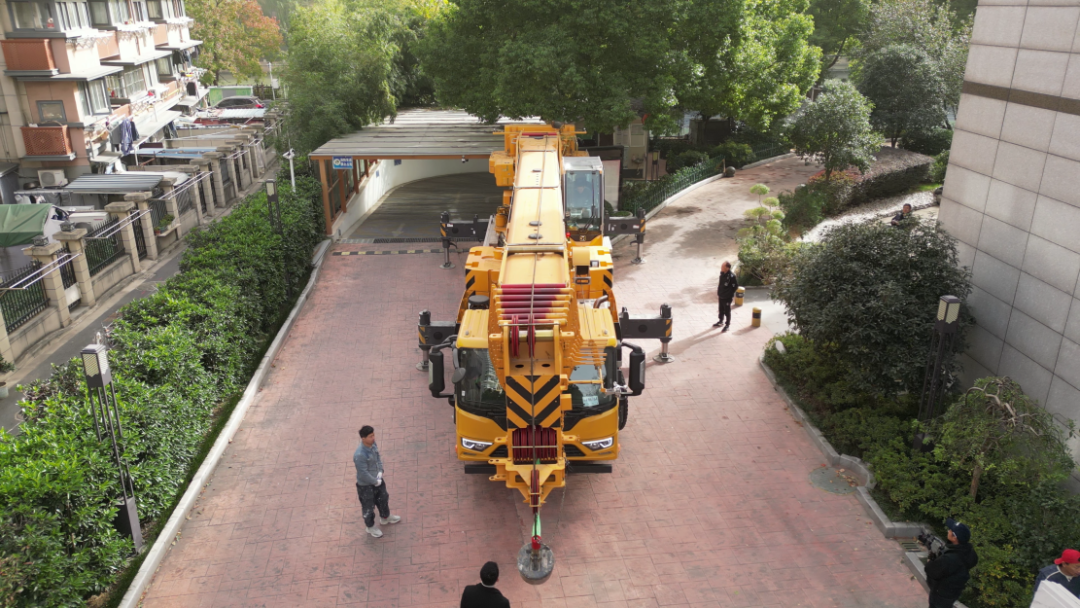 2.8米車寬殺出重圍！徐工G2代四橋130噸極限操作