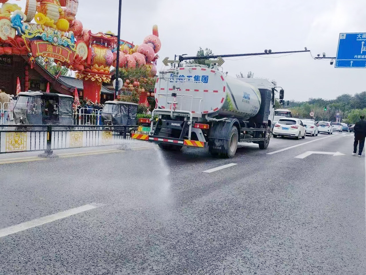 徐工灑水車在開封：多模式作業(yè)守護(hù)城市潔凈與清新