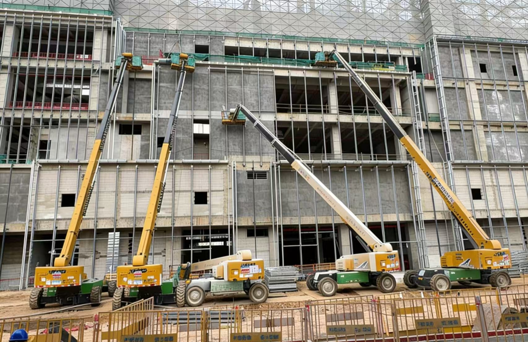 群臂擎地標！徐工40米級高空作業(yè)平臺賦能東莞華潤置地中心萬象城外立面建設