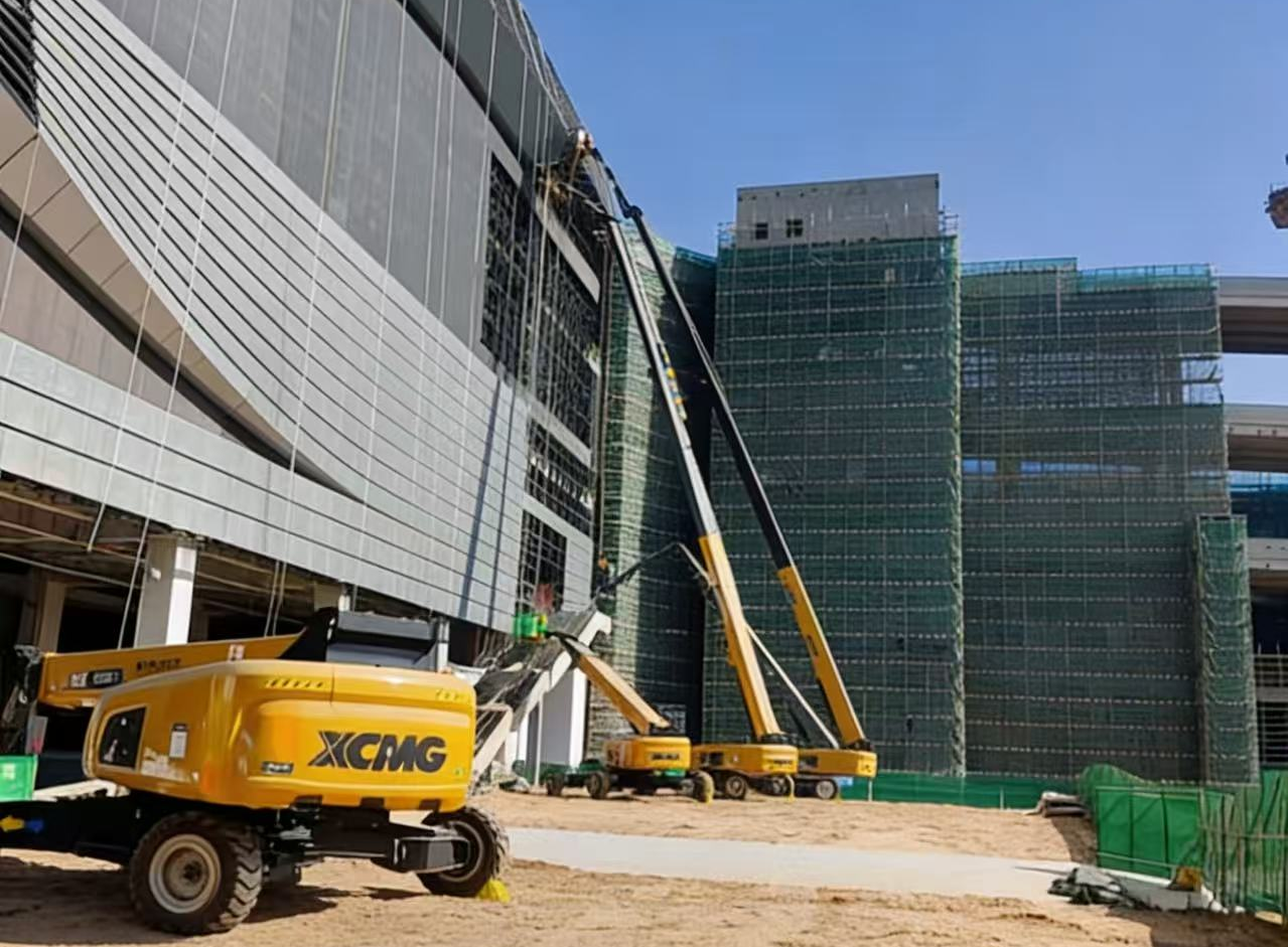擎天巨臂筑“天空之城”！徐工高米數(shù)車隊助建亞洲最大“公鐵?！敝腔蹣屑~