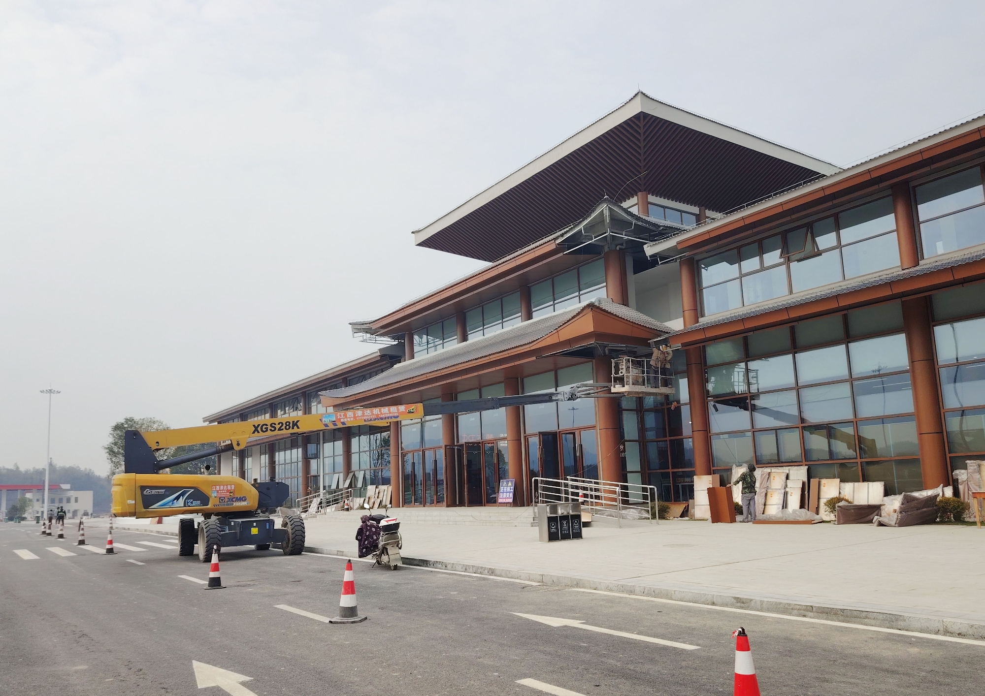 靈活高效筑通途！徐工XGS28K助力江西省吉安市峽江服務區(qū)施工