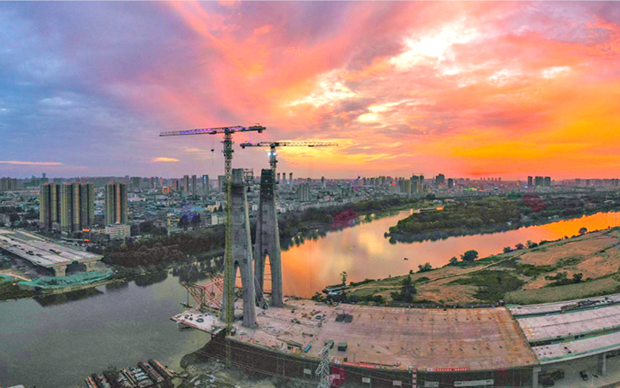 “兄弟聯(lián)手”搭起國內(nèi)市政最寬鋼箱梁橋