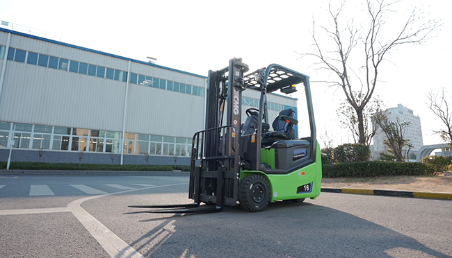 冷鏈 + 倉儲(chǔ)雙場景！鯤鵬三支點(diǎn)叉車實(shí)現(xiàn)高效轉(zhuǎn)運(yùn)升級
