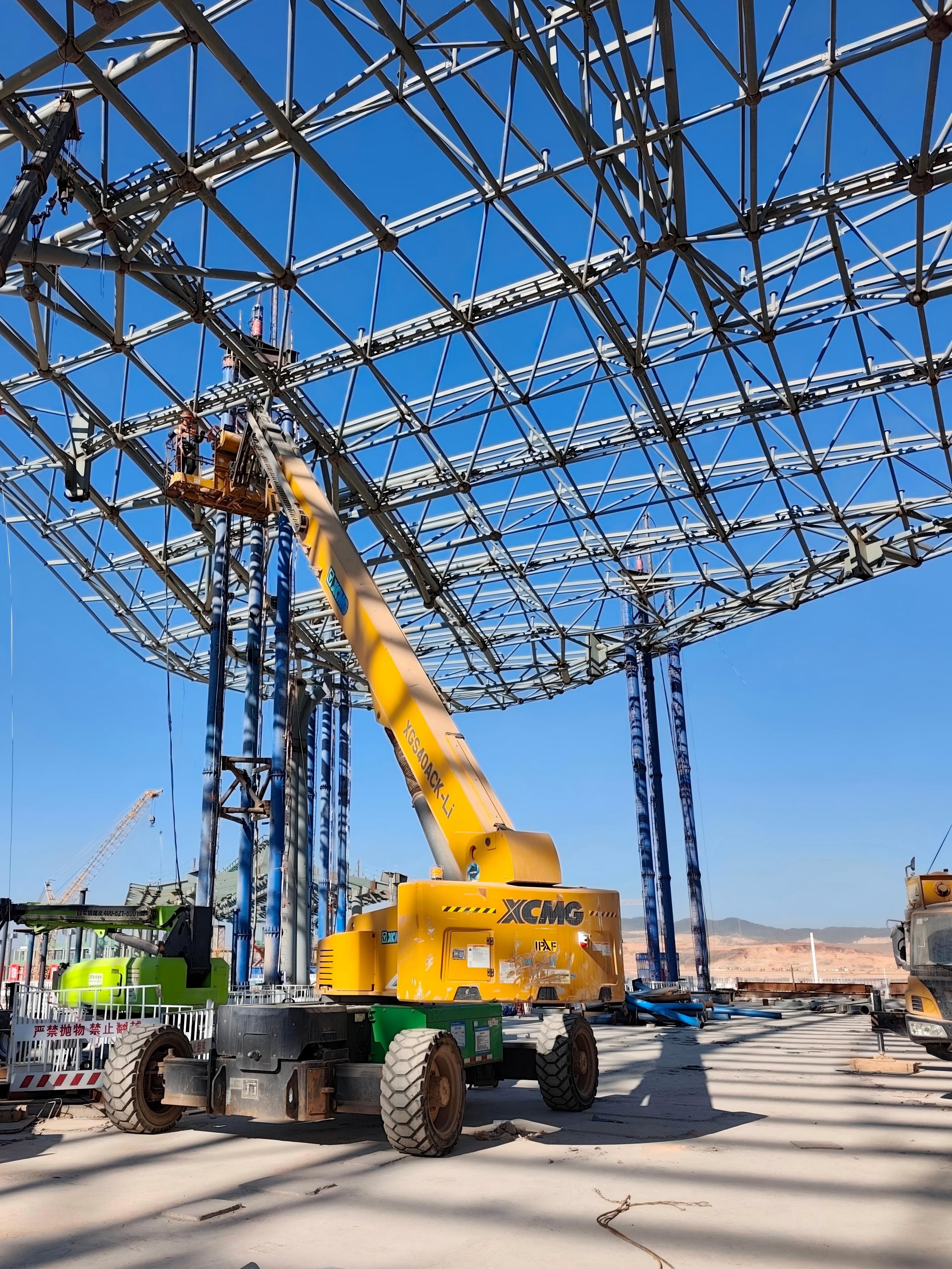 電驅高效 精準筑翼｜徐工22米電動臂車助力昆明長水機場航站樓建設