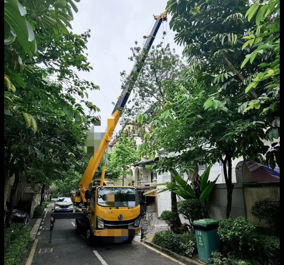 六樓窗口吊空調(diào)？窄巷子種大樹？有這輛“小鋼炮”，施工隊再也不愁了