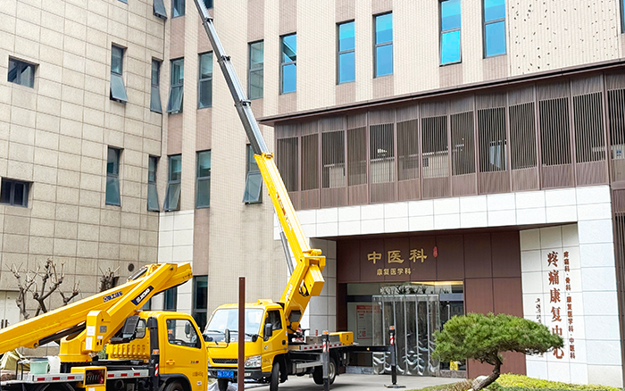 精準高效！徐工藍牌高空作業(yè)車出色勝任醫(yī)院外立面施工作業(yè)
