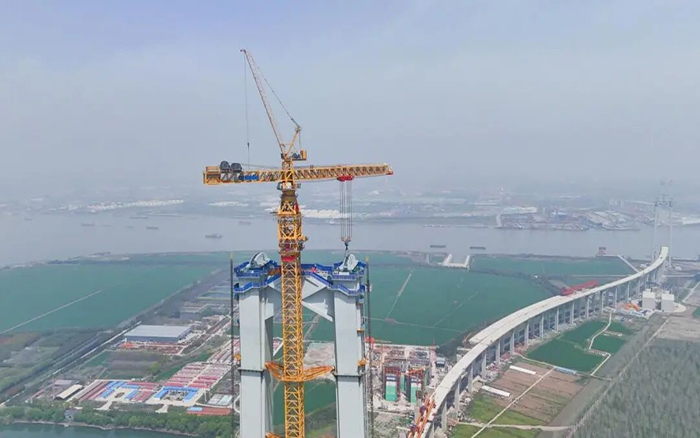 350米高空！徐工超級塔機(jī)助力張靖皋大橋再創(chuàng)紀(jì)錄