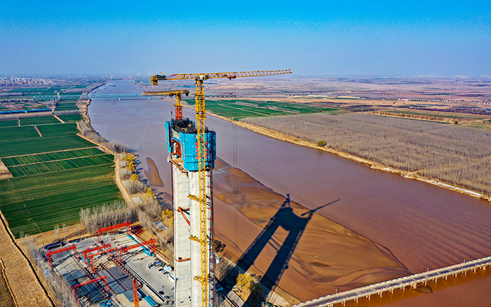 徐工雙塔擎起“黃河第一跨”